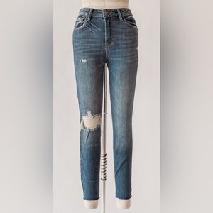 Neuflora/HIDDEN distressed skinny crop jeans